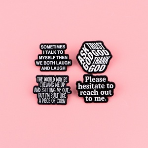 Divertidos pines de esmalte con texto en blanco y negro, insignia de solapa con eslogan 'Confía en Dios', broche de humor para mochila, ropa, sombrero, joyería, regalo - Product Image 4