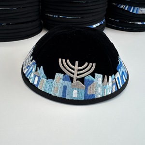 Magnifique couvre-chef juif en velours, Yarmulke en velours brodé avec motif Mur de Jérusalem, Kippot en velours - Product Image 1
