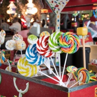 Halal gecertificeerde fabriek groothandel 50g regenboog swirl lolly's in fles - gemengde fruit harde snoepjes