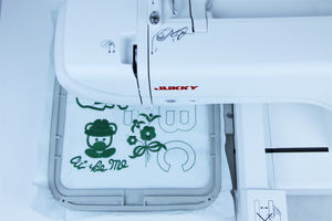 JUKKY Machine à coudre <span class=keywords><strong>et</strong></span> à broder avec grand écran couleur <span class=keywords><strong>et</strong></span> ordinateur, plus de 300 types de motifs, puissance 55W - Product Image 2