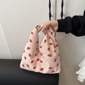 Bolso de mano de fresa de felpa suave, bolso de mano con asa superior peluda para mujer - Product Image 2