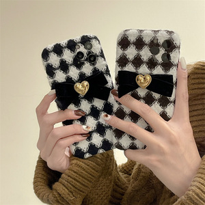 Coque de téléphone en peluche Argyle vintage avec nœud en <span class=keywords><strong>velours</strong></span> et cœur doré, housse élégante et chic pour iPhone 16/15/14/13 Pro Max - Product Image 1