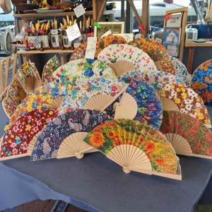 Abanicos de Madera de 23cm al por Mayor, Hechos a Mano con Patrones Coloridos, 18 Unidades con Asas, Novedad, Personalizables, para Promociones y Decoraciones - Product Image 1