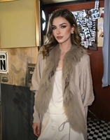 Suéter Oversize con Mangas Murciélago y Cuello de Pelo Sintético - Elegante Tejido Holgado Gris Nube, Top de Moda Otoño Invierno