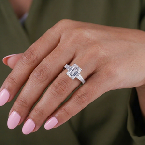 Anillo de Compromiso con Tres Diamantes, Oro Sólido de 14k, Esmeralda Cultivada en Laboratorio con Piedra Lateral, Anillo de Compromiso de Novia - Product Image 1