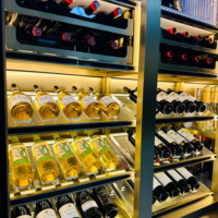 Vitrines modernes et luxueuses en acier inoxydable pour bars d'hôtel et meubles de salons