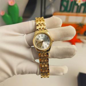 Montre Femme Vintage en Quartz Doré 26mm, Style Décontracté Hip Hop, Bracelet en Alliage, Aiguilles Personnalisables, Logo sur Mesure, Charme Affaires Tendance - Product Image 1