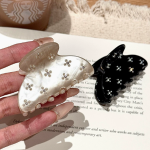 Accessorio per Capelli di Alta Gamma con Perle Scintillanti Incastonate di Diamanti e una Molletta Semi-Circolare al Collo. - Product Image 2