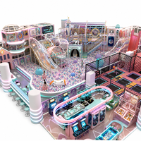 Structure de jeux interactive pour enfants sur le thème de la vaissele spatiale, avec trampoline, piscine à balles, toboggan en spirale et jeux d'escalade, aire de jeux intérieure commerciale personnalisée