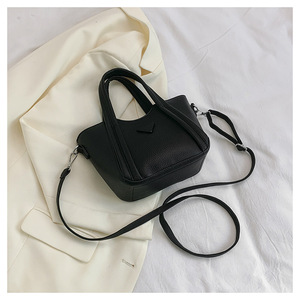 2025กระเป๋าสะพายไหล่หนัง PU แบบลำลองสำหรับผู้หญิง, กระเป๋าทรงถังโจ๊กเกอร์เนื้อพรีเมียมพร้อมตะกร้าแบบเปิดปิด - Product Image 4