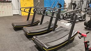 ลู่วิ่งโค้งแบบแมนนวลสำหรับใช้งานเชิงพาณิชย์ พร้อมหน้าจอแสดงผล ระบบแรงโน้มถ่วง อุปกรณ์ออกกำลังกาย - Product Image 2