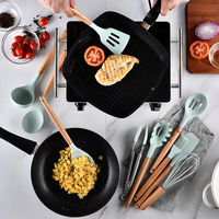 Vente en gros d'ustensiles de cuisine manche en bois antiadhésif 12 pièces accessoires outils de cuisine en silicone ensemble d'ustensiles de cuisine cuillère