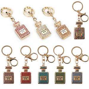 Hot Bán Chất Lượng Cao Sáng Tạo Pha Lê Nước Hoa Chai <span class=keywords><strong>Keychain</strong></span> Món Quà Cá Nhân Của Phụ Nữ Thanh Lịch Túi Mặt Dây Chuyền <span class=keywords><strong>Keychain</strong></span> - Product Image 1
