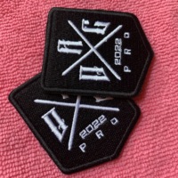 Badges brodés 3D en sergé thermocollant en forme de bouclier, patchs logo brodés auto-adhésifs en tissu personnalisés en usine