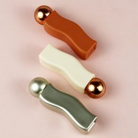 Envase de Brillo Labial de Lujo de 3.4ml con Logotipo Personalizado, Tubo de Aceite Labial con Tapa Esférica Electrochapada, Tubo de Brillo Labial Portátil con Forma Ondulada
