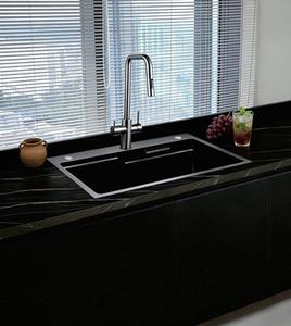 Fregadero de Cocina de Una Sola Cubeta Tipo Estación de Trabajo 760x480mm de Acero Inoxidable 304 Negro Nano con Diseño Trapezoidal de Grano de Arroz, Incluye Grifo de Lluvia - Product Image 3