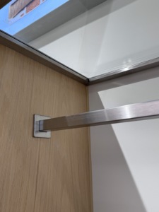 رف عرض ملابس معدني مثبت على الحائط بلون خشبي لمتجر الملابس، أثاث مخصص للمتاجر الراقية - Product Image 4