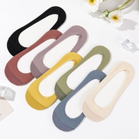 Chaussettes invisibles en soie glacée pour femmes avec semelle en coton et antidérapant en silicone, chaussettes courtes à bouche peu profonde, vente en gros