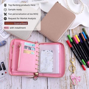 Boîte cadeau Yihe pour papeterie/bureau/école avec un portefeuille à fermeture éclair en cuir souple A7 à 7 couleurs, des enveloppes pour argent liquide, des marqueurs - Product Image 1
