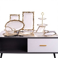 Vaisselle en porcelaine de style moyen-oriental moderne de luxe, bord doré, motif carré blanc, plat rectangulaire ovale en céramique, bord doré