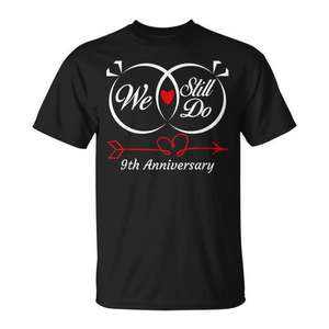 Camiseta de 9.º Aniversario para Parejas, 9 Años de Matrimonio, Idea 'Aún lo Hacemos'-Regalo Promocional Personalizable - Product Image 1