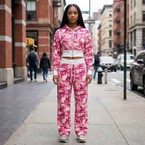 Ensemble 2 pièces camouflage à prix réduit pour femme : sweat à capuche court zippé et pantalon à cordon de serrage, coupe ajustée, style décontracté, poids lourd TKAN931D - Product Image 1