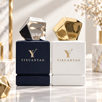 Flacon de parfum de luxe élégant 50 ml en verre carré facetté vide avec pulvérisateur, base épaisse et lourde, capuchon noir mat, anneau doré, avec boîte