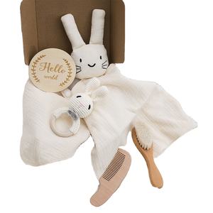 Ensemble de cadeaux pour bébé Nouveau-né Essentiels avec mousseline Tissu Triangle <span class=keywords><strong>Bavoir</strong></span> Couette Serviette et Peigne - Product Image 1