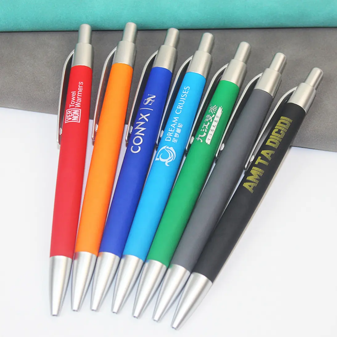 קידום מכירות זול מגוון צבעים פלסטיק כדור עט עם לוגו מותאם אישית