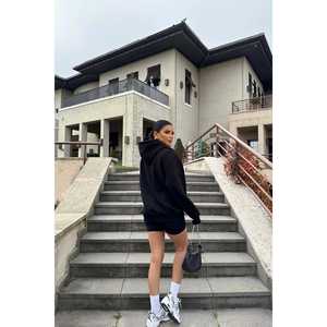 Sweat-shirt à capuche noir pour femme avec broderie E - Product Image 1