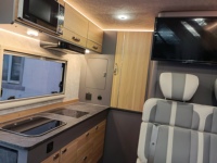 Camping-car 4x4 tout-terrain robuste à moteur haute performance, 6 places, avec équipements de luxe pour les voyages hors route