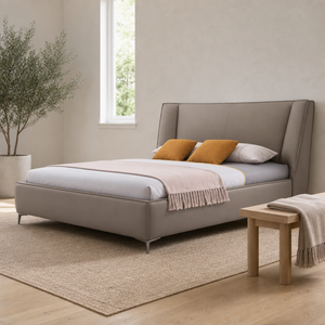 Lit minimaliste à tête de lit haute capitonnée en cuir, cadre plateforme rembourré, pieds en métal, taille King, pour chambre d'amis - Product Image 1