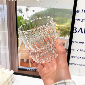 Taza de vidrio de borosilicato alto con nudo de lazo rosa Resistente al calor con patrón vertical Características de la taza de agua para preparar té y café - Product Image 2