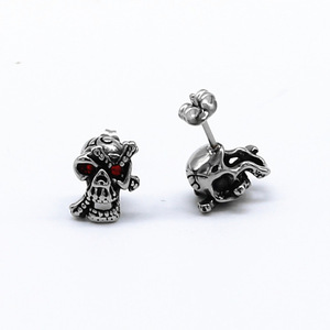 Yunnique Boucles d'oreilles tête de crâne en acier inoxydable 316 avec incrustation rouge, style punk, bijoux tendance pour hommes et femmes - Product Image 1