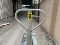 Transpalette manuel tout-terrain ICHIMENS avec pompe hydraulique, roues tandem en nylon, galvanisé argenté, 540x1150mm, 2,5 tonnes