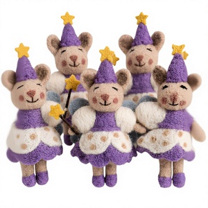 Ornement de souris féerique en feutre de laine écologique fait main, robe violette, décoration de Noël traditionnelle - Product Image 1