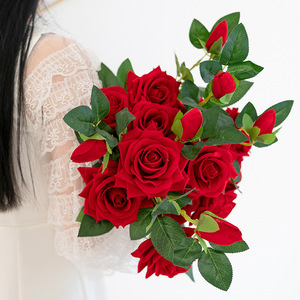 Rosas Artificiales Xin Xinyi de 3 Cabezas, Color Rojo Terciopelo, Tallo Único, Decoración para Bodas y Hogar, Flores para Piso - Product Image 3