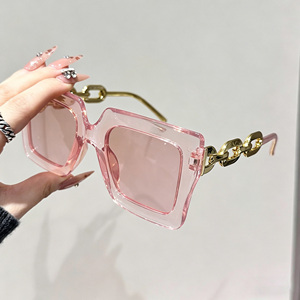 <span class=keywords><strong>Lunettes</strong></span> <span class=keywords><strong>de</strong></span> <span class=keywords><strong>soleil</strong></span> carrées roses <span class=keywords><strong>de</strong></span> luxe haute qualité avec chaîne dorée, protection UV400, pour <span class=keywords><strong>femme</strong></span>, idéales pour les soirées et le streetwear - Product Image 2