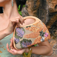 Sac à main en bois avec broderie perlée faite à la main |   Sac à main de soirée vintage de luxe à sequins floraux avec chaînes de perles légères
