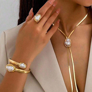 Ensemble de <span class=keywords><strong>bijoux</strong></span> de <span class=keywords><strong>luxe</strong></span> plaqué or pour femmes, comprenant un bracelet ouvert et une bague à chaîne serpent avec perles baroques, vente en gros - Product Image 1