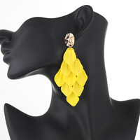Anting-anting pesta wanita berlapis emas, desain bunga warna-warni, model jatuh, dengan detail kelopak akrilik yang besar dan rumbai panjang, tersedia dalam 15 warna.