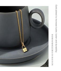 Collar Unisex con Colgante de Candado Clásico Chapado en Oro de 14K, Cadena de Eslabones con Engaste de Garra, Elegante y Moderno, 22 Pulgadas de Largo - Product Image 3