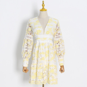 Falda corta de encaje suave estilo mujer 2022 verano nuevo cuello en V personalizado <span class=keywords><strong>Crochet</strong></span> hueco leche <span class=keywords><strong>amarillo</strong></span> A-line <span class=keywords><strong>vestido</strong></span> - Product Image 3