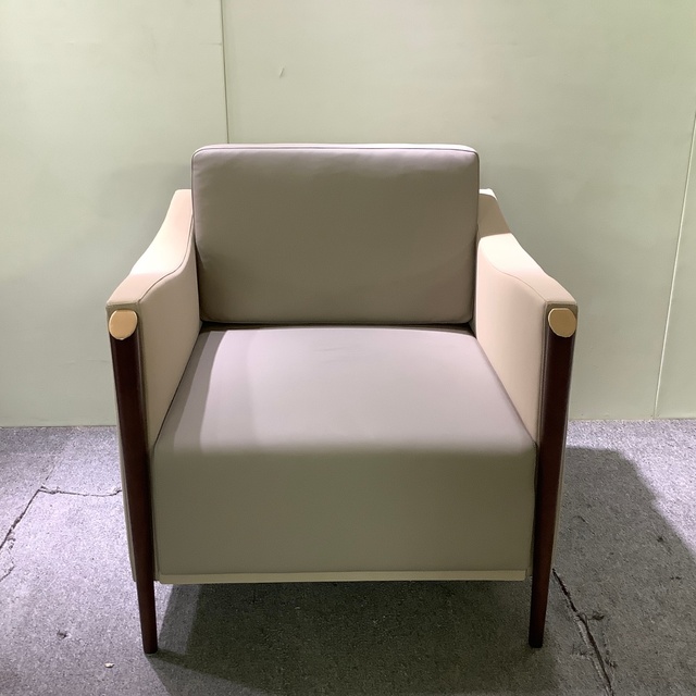 Factory Customize Contemporary Two-Tone Leather Accent Chair with Dark Wood Legs & Gold Accents for Living Room & Hotel Lobby