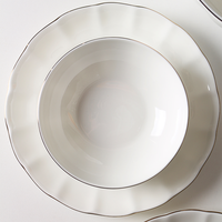 Service de table de luxe moderne 18 pièces en porcelaine fine avec incrustation dorée et logo personnalisé, écologique, pour hôtels