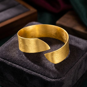 SOUMYA CREATIONS Brazalete Abierto Geométrico de Latón Chapado en Oro, Joyería Clásica Unisex para Uso Casual/Deportivo o de Fiesta - Product Image 2