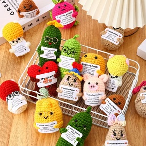 ของทำมือจากลัคกี้คู ตุ๊กตาถักโครเชต์น่ารัก ตุ๊กตาผักดองขนาดเล็ก ตุ๊กตาผักถักโครเชต์เพื่อการบำบัดอารมณ์ - Product Image 1