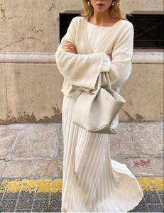 Fabricant de robes OEM, <span class=keywords><strong>jupe</strong></span> et pull personnalisés, tenue d'<span class=keywords><strong>hiver</strong></span>, <span class=keywords><strong>jupe</strong></span> pull plissée en tricot décontractée <span class=keywords><strong>pour</strong></span> femmes <span class=keywords><strong>pour</strong></span> femmes - Product Image 2