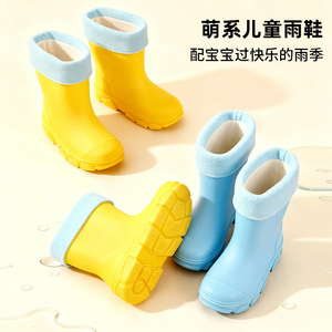 Bottes de pluie pour enfants, hauteur moyenne, antidérapantes, imperméables, doublées de polaire, chaussures en caoutchouc chaudes pour enfants, sport de plein air - Product Image 4