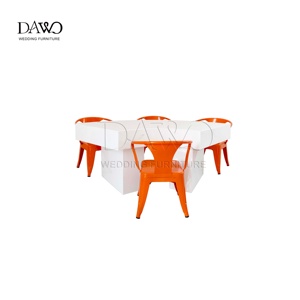 Ensemble de table en MDF blanc courbé en forme de S avec chaises en métal orange et <span class=keywords><strong>vert</strong></span> pour la location de fêtes d'enfants - Product Image 3